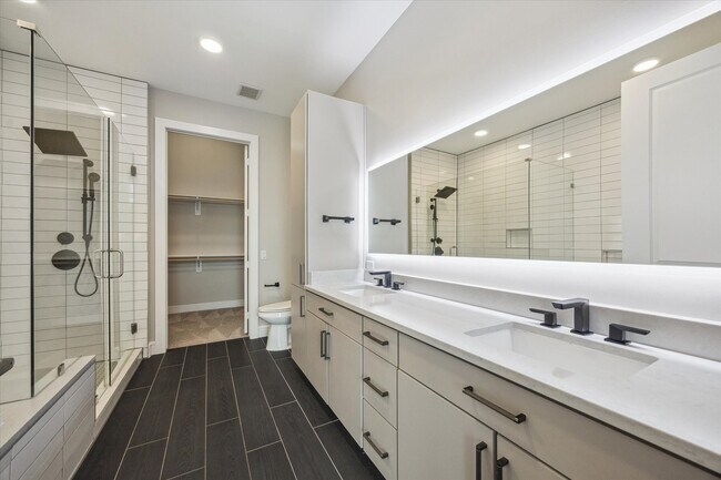 Building Photo - 9757 Katy Fwy