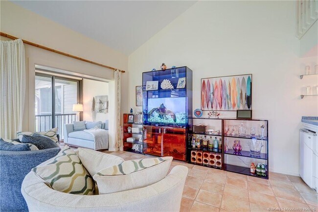 Building Photo - 233 NE Edgewater Dr