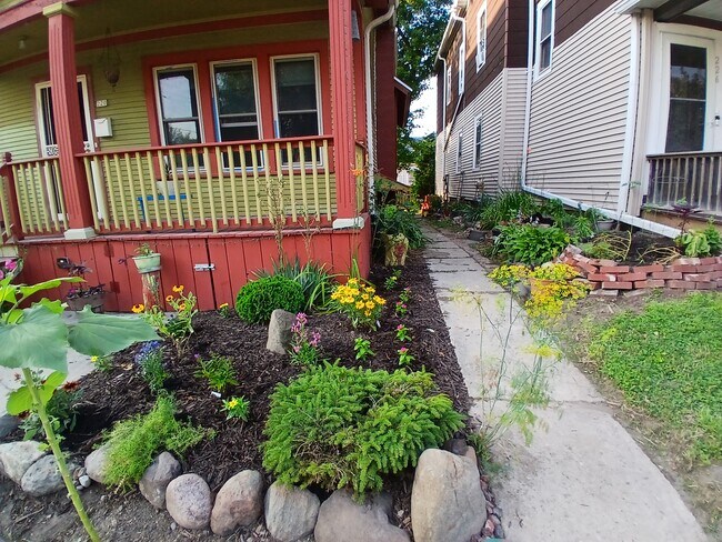 Building Photo - 220 E Smith St