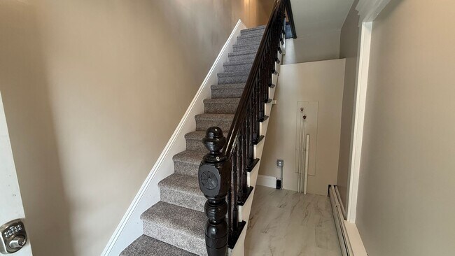 Building Photo - Charming 2-Bedroom w/ Office Apartment in ...