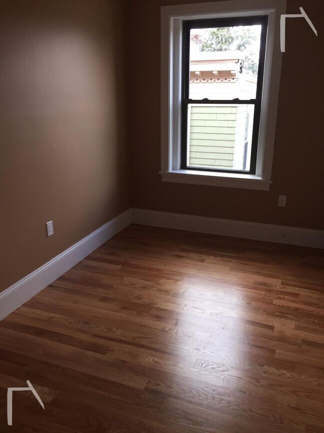 Building Photo - Central Heat/AC, In Unit Washer/Dryer, Close to Longwood, Porch