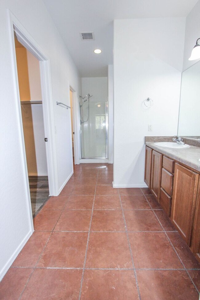 Building Photo - Spacious 3 Bedroom Quailwood Home