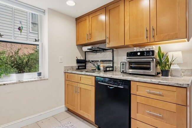 Building Photo - Beautiful apartment less than 1 mile from Brightleaf Square! Utilities Included!