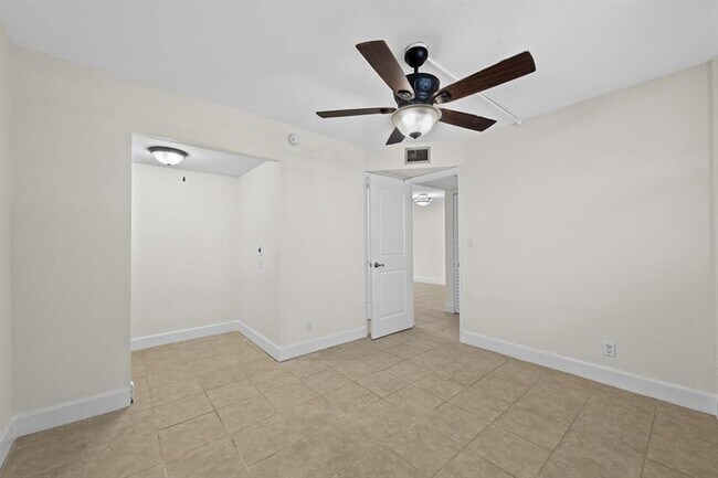 Building Photo - 111 Royal Pk Dr