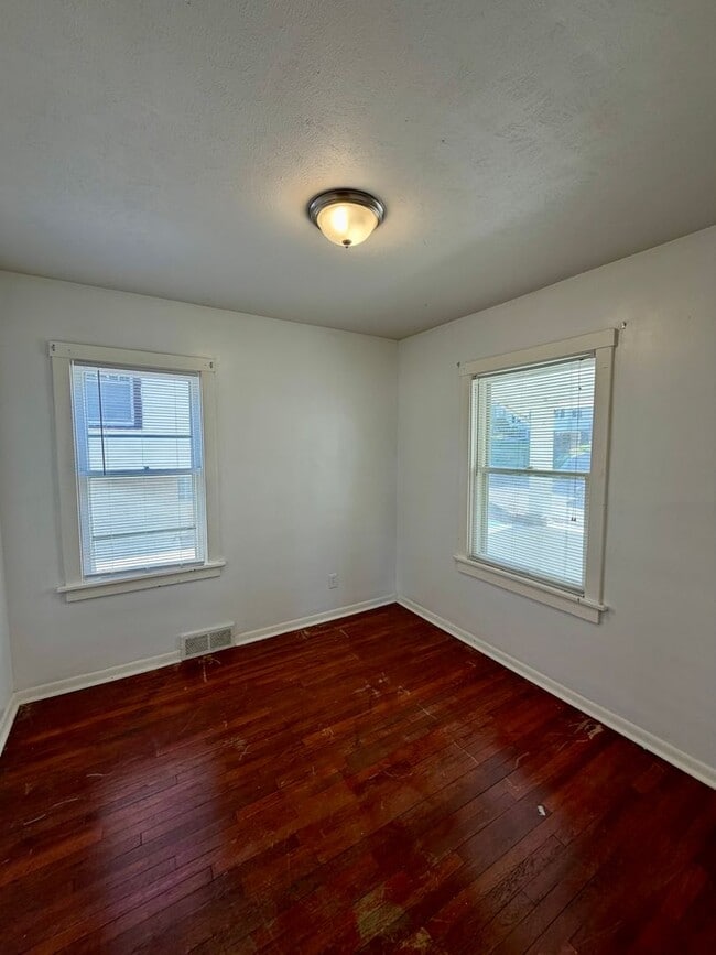 Building Photo - Spacious 3 bed/1.5 Bedroom House Close to Blackstone and Major Universities