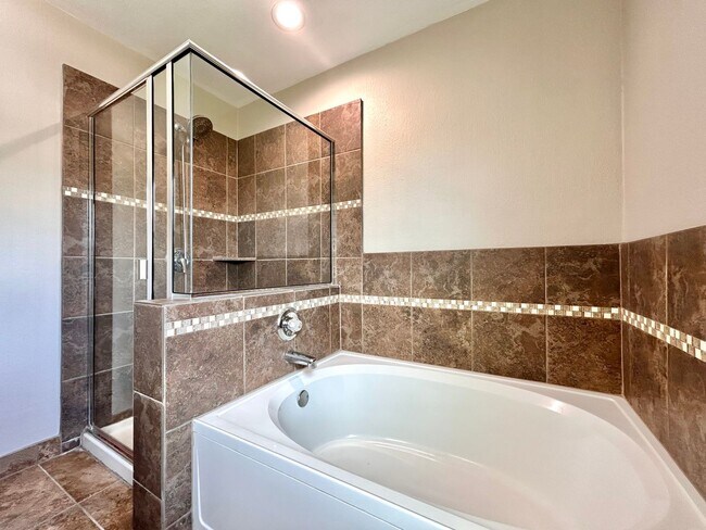 Building Photo - Spacious 4/BR 2.5/BA Home with Large Fence...