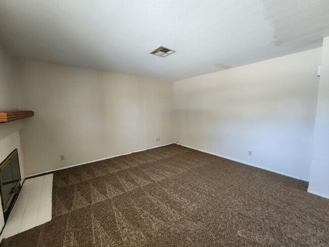Building Photo - Lovely 2 Bed 2 Bath Downstairs Condo in Gr...