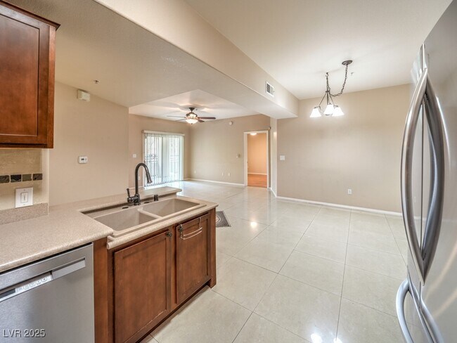 Building Photo - 2291 W Horizon Ridge Pkwy