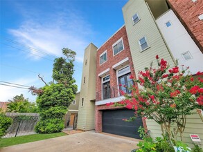 Building Photo - 321 E 20th St