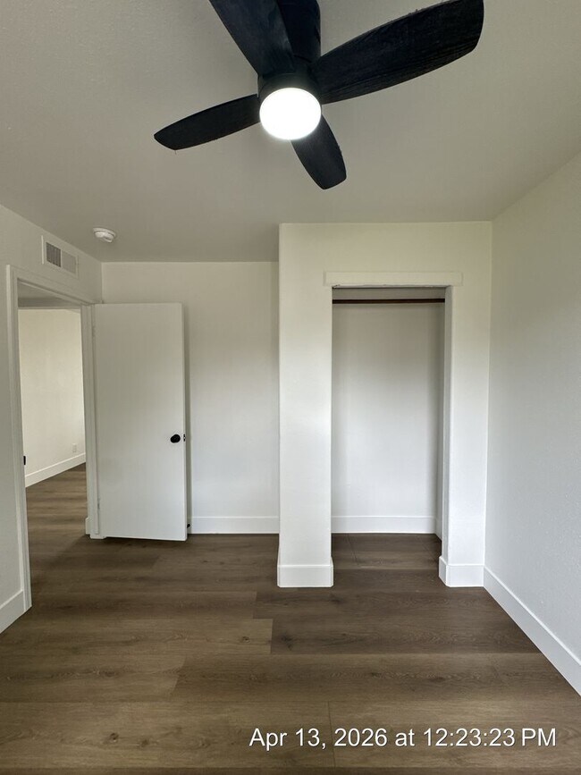 Building Photo - Dinuba Home! Available Now !