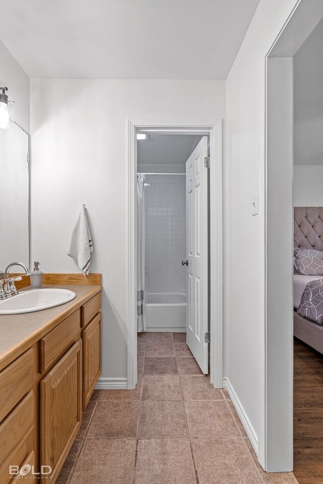 Building Photo - 8 Meadow Creek Dr