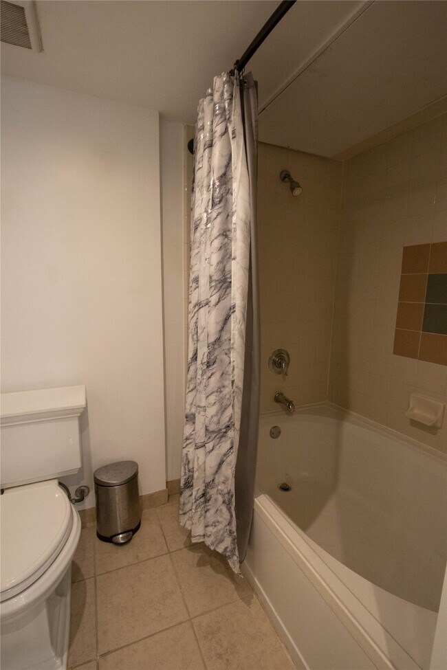 Building Photo - 2000 Bagby St