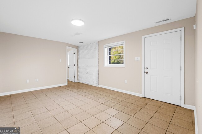 Building Photo - 4140 Rainbow Dr