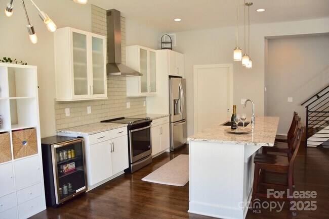 Building Photo - 916 Westbrook Dr