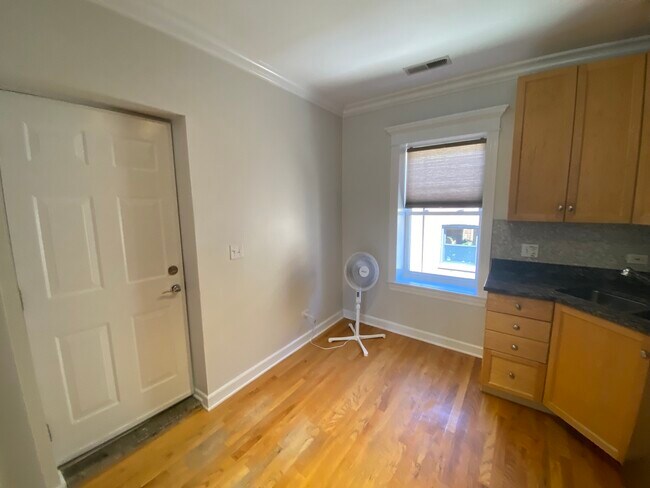 Building Photo - 1156 W Cornelia Ave