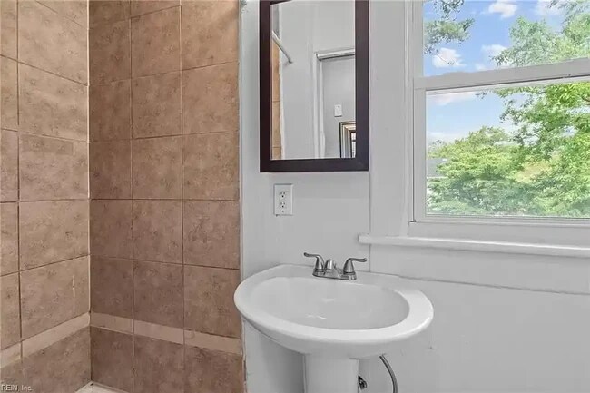 Upstairs Bath - 1417 Melrose Pky