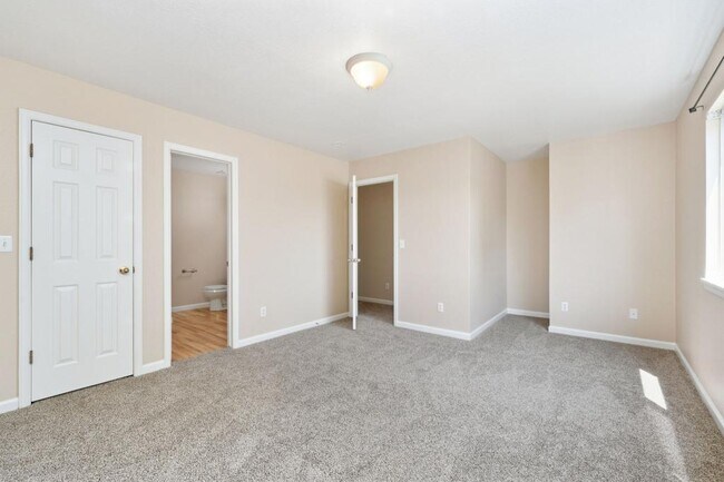 Building Photo - 698 Eagle Dr
