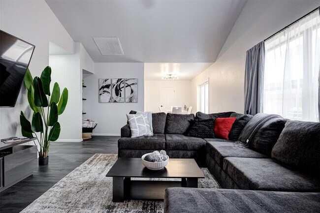 Building Photo - 2820 Dalewood Pl