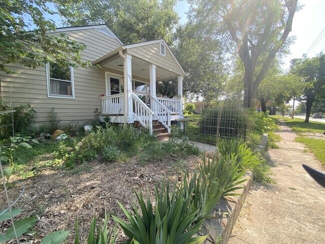 Primary Photo - 1047 Delaware St