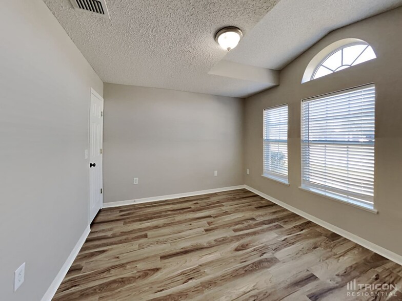 Building Photo - 11353 Nettlebrook St E