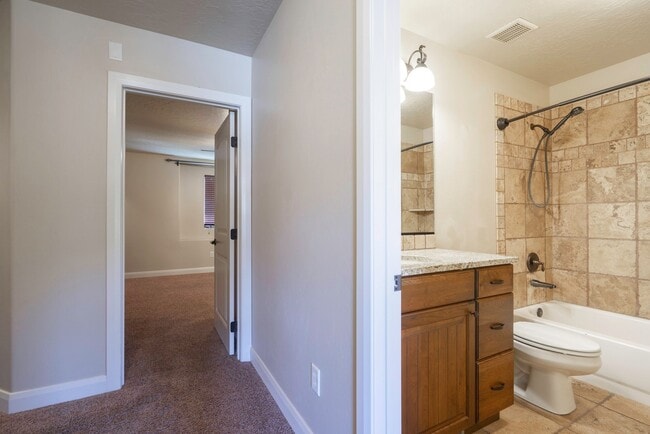 Building Photo - Upgraded 3 Bedroom Townhome in Desirable Southgate Community