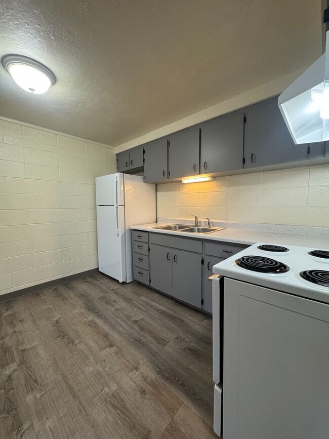 Building Photo - (CAM 10)  Very Nice Large 1 bed Apt - Close to U of O