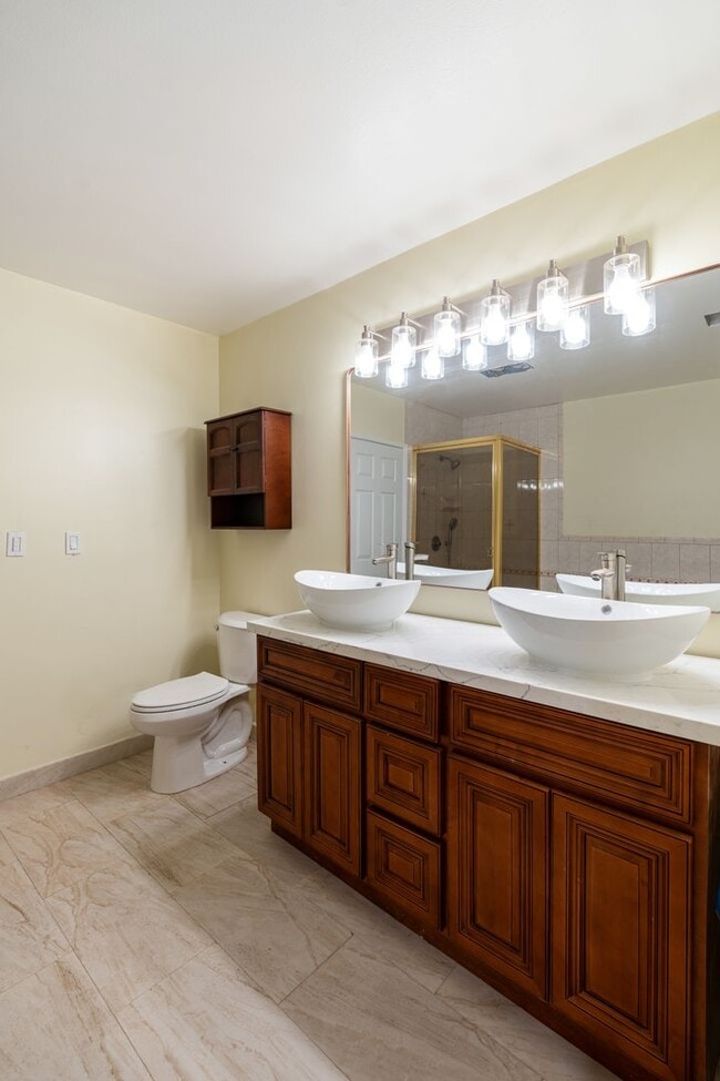 Building Photo - Large 5 Bedroom 4 bathroom Home