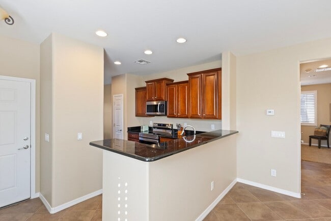 Building Photo - Stunning 2 bed 2 bath within walking distance to community center!