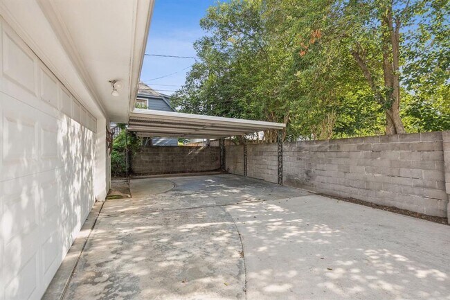 Building Photo - 5659 Chevy Chase Dr