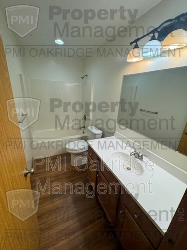 Building Photo - 107 Meadow Dr