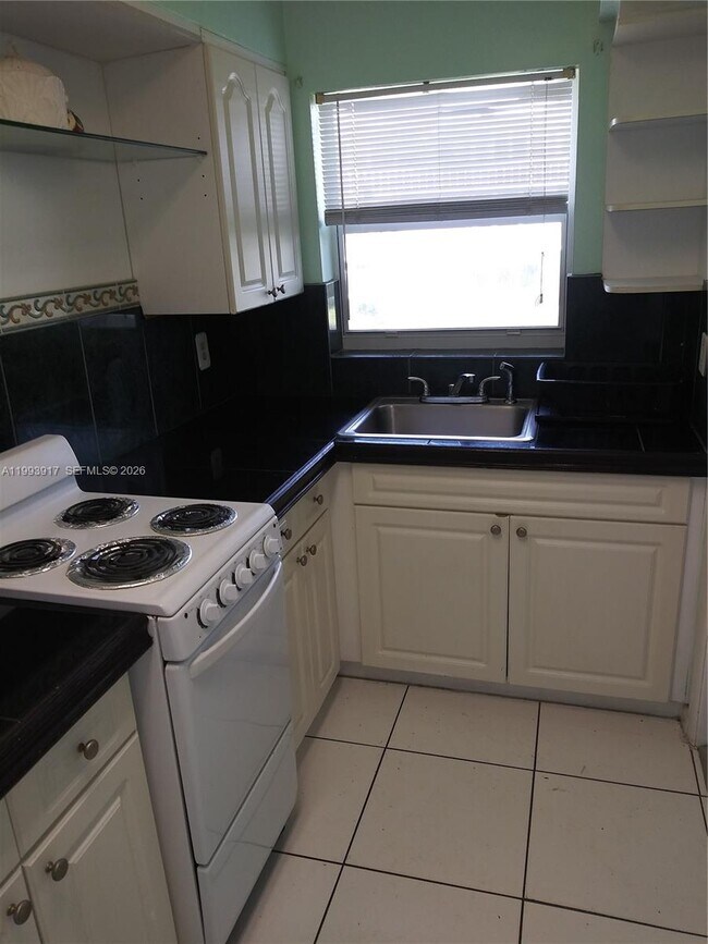 Building Photo - 141 NE 10th Ave