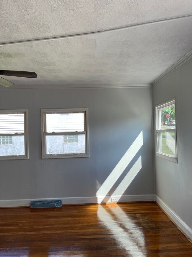 Building Photo - 2-3 Bed Home Available on Quiet Street Newly Renovated!!!