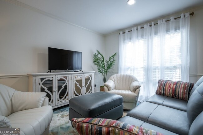 Building Photo - 210 E Cloverhurst Ave