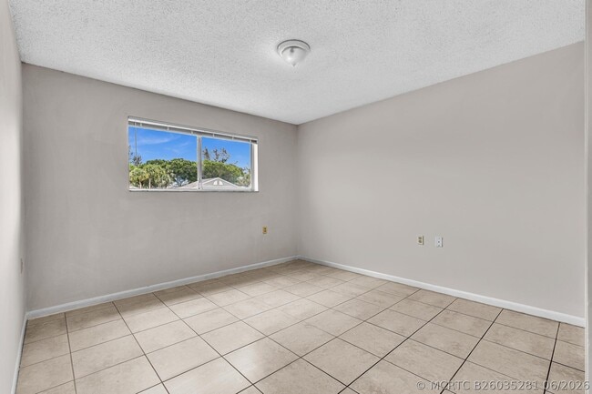 Building Photo - 1020 Lake Victoria Dr