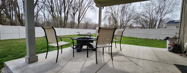 Building Photo - 2023 E Elm Grove Dr