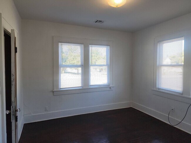 Building Photo - 2 bedroom 1 bathroom home