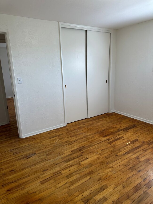 Building Photo - 3 Bedroom 1.5 Bathroom Home WSG Included! ...