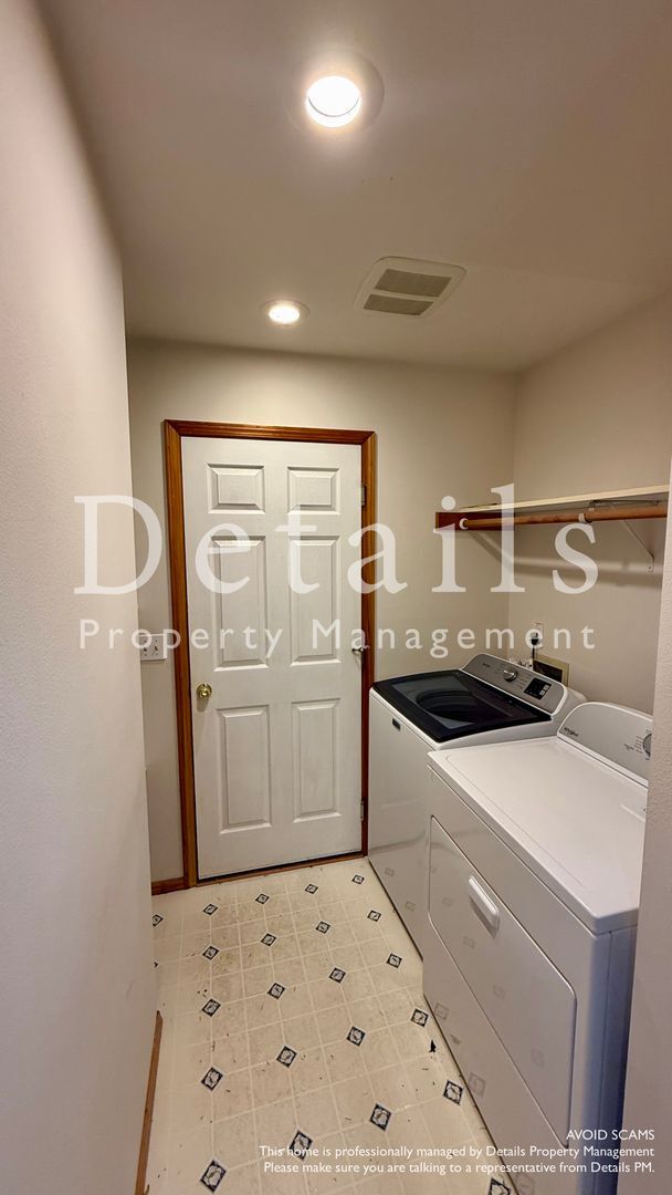 Building Photo - 140 NE Teri Ct