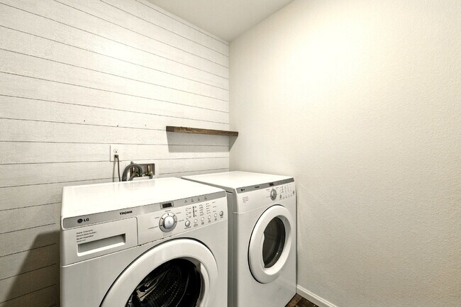 Building Photo - 3 Bedroom 2.5 Bathroom "Like-new" Single Family Home Immediately!