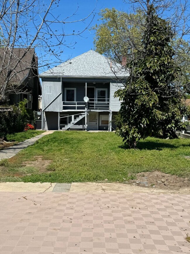 Building Photo - Remodeled 2bed/2bath HOME IN MIDTOWN! CENT...