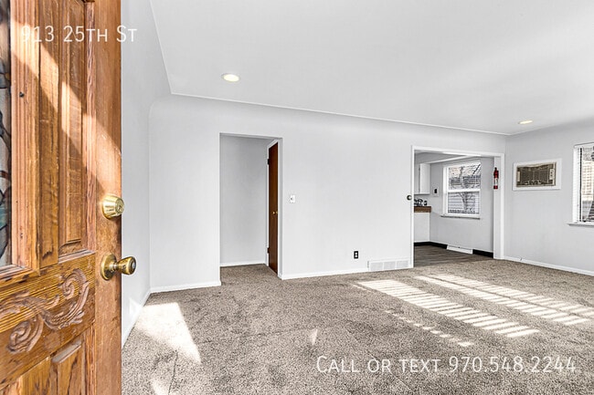 Building Photo - 913 25th St