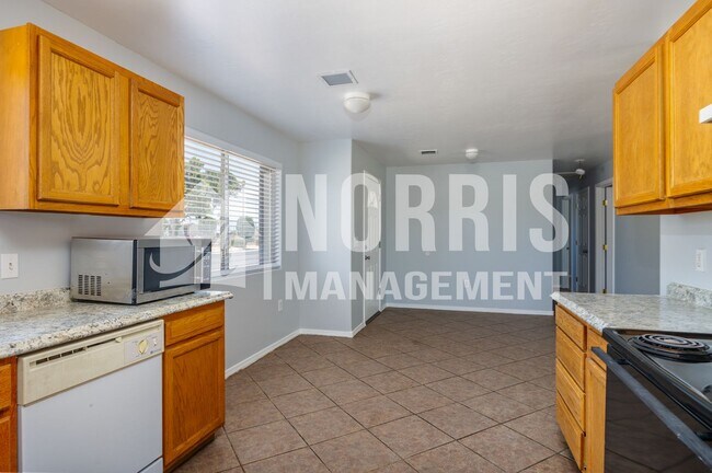 Building Photo - Great Home in the Heart of Eloy