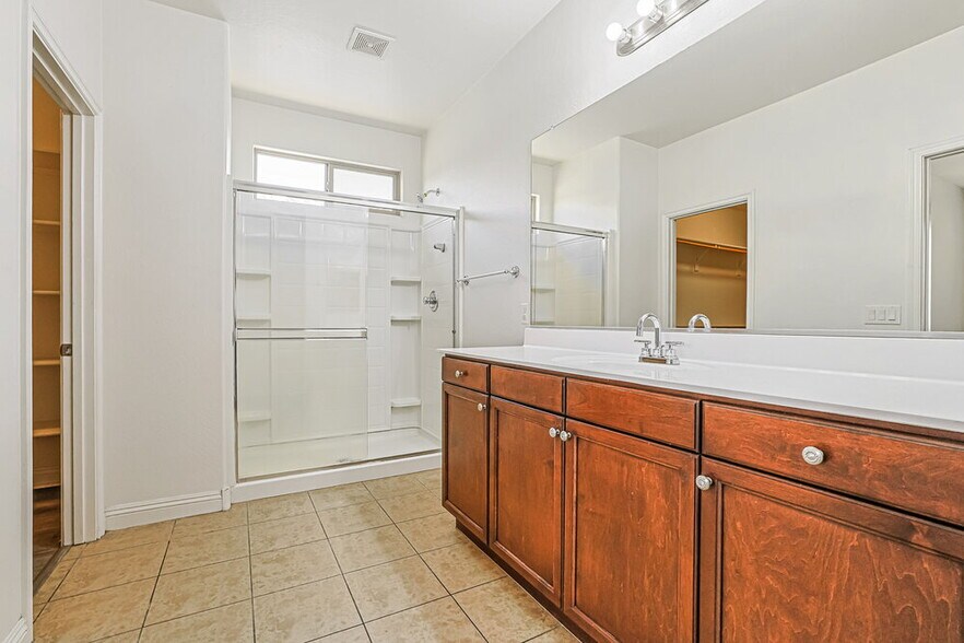 Building Photo - 1655 W Paisley Dr