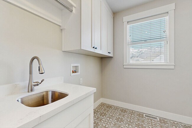 Building Photo - Large Spacious 4 Bedroom Home in Desirable Highland with Private Backyard and Finished Basement