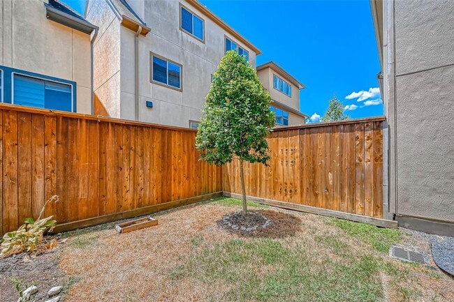 Building Photo - 6711 Saxton Manor St