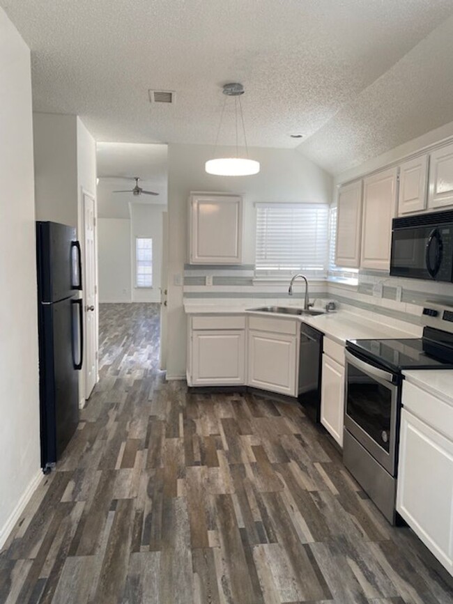 Building Photo - $500 OFF FIRST FULL MONTHS RENT WITH MOVE ...