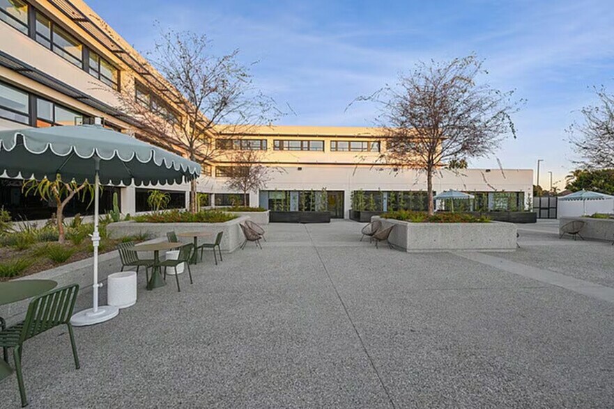 Building Photo - 701 S Hudson Ave