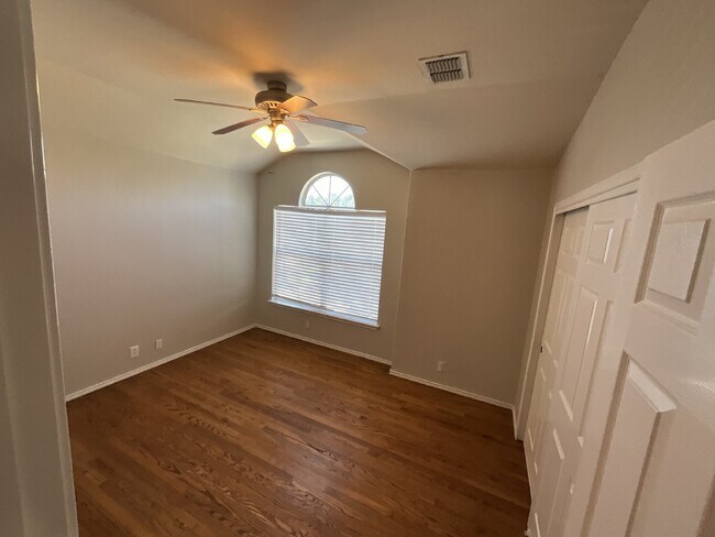 Building Photo - "Charming 3-Bed Oasis with Granite Touches & Cozy Fireplace in Cibolo!"