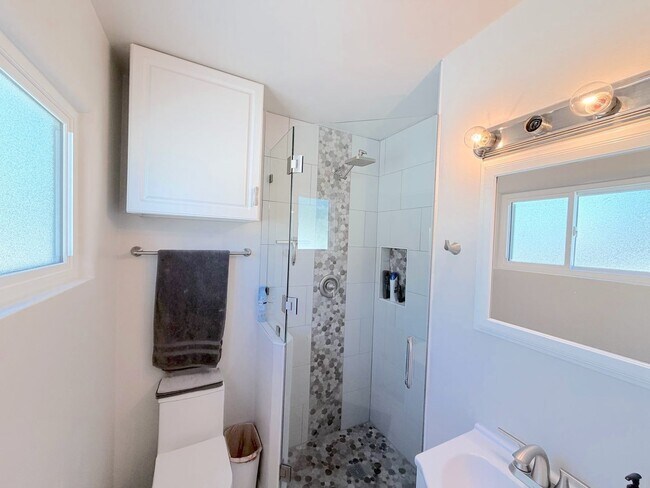 Building Photo - Charming 3 Bedroom, 2 Bathroom NE ABQ Home. Refrigerated Air! Spacious backyard. Near Uptown