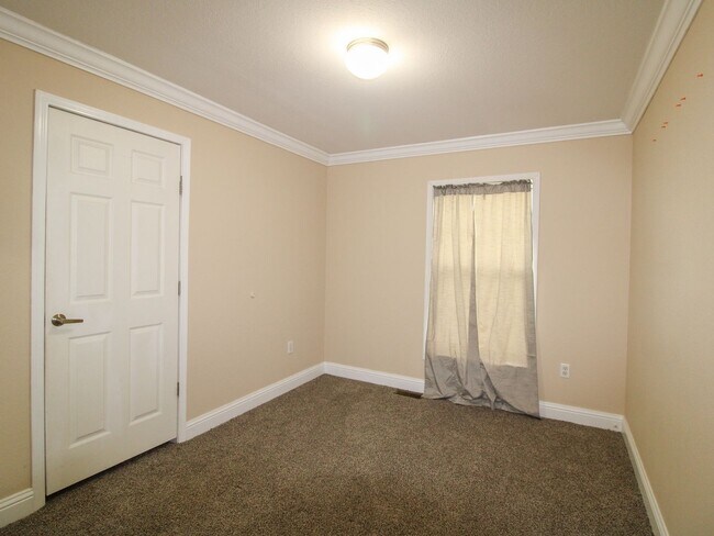 Building Photo - Charming Townhome Close to Downtown Pulaski